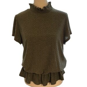 Hunter green women’s blouse with textured fabric Ruched neckline. XL boutique